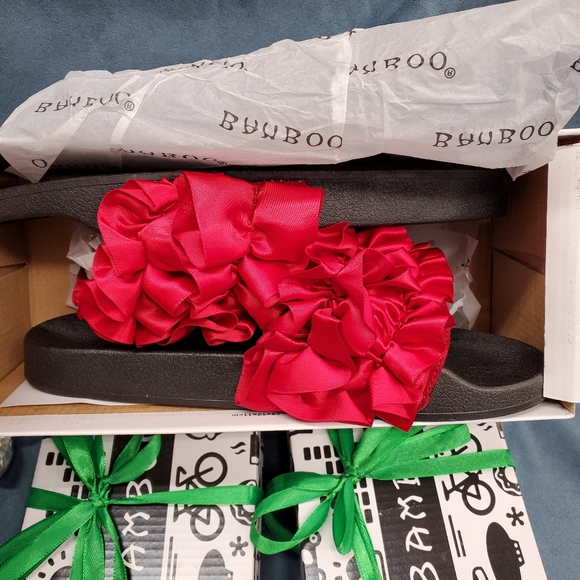 NWT Bamboo ❤😃 Satin Ruffled Slide in Sandal - Picture 2 of 11